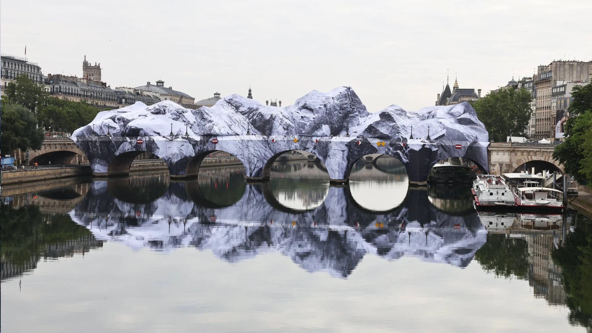Coup dur pour l’artiste JR : à seulement quelques jours de son inauguration, l’installation La Caverne du Pont Neuf a subi des dégradations. Ce contretemps technique force le report, à une date indéterminée, de l'ouverture de cet événement phare du printemps parisien. (Photo : LP / Fred Dugit)