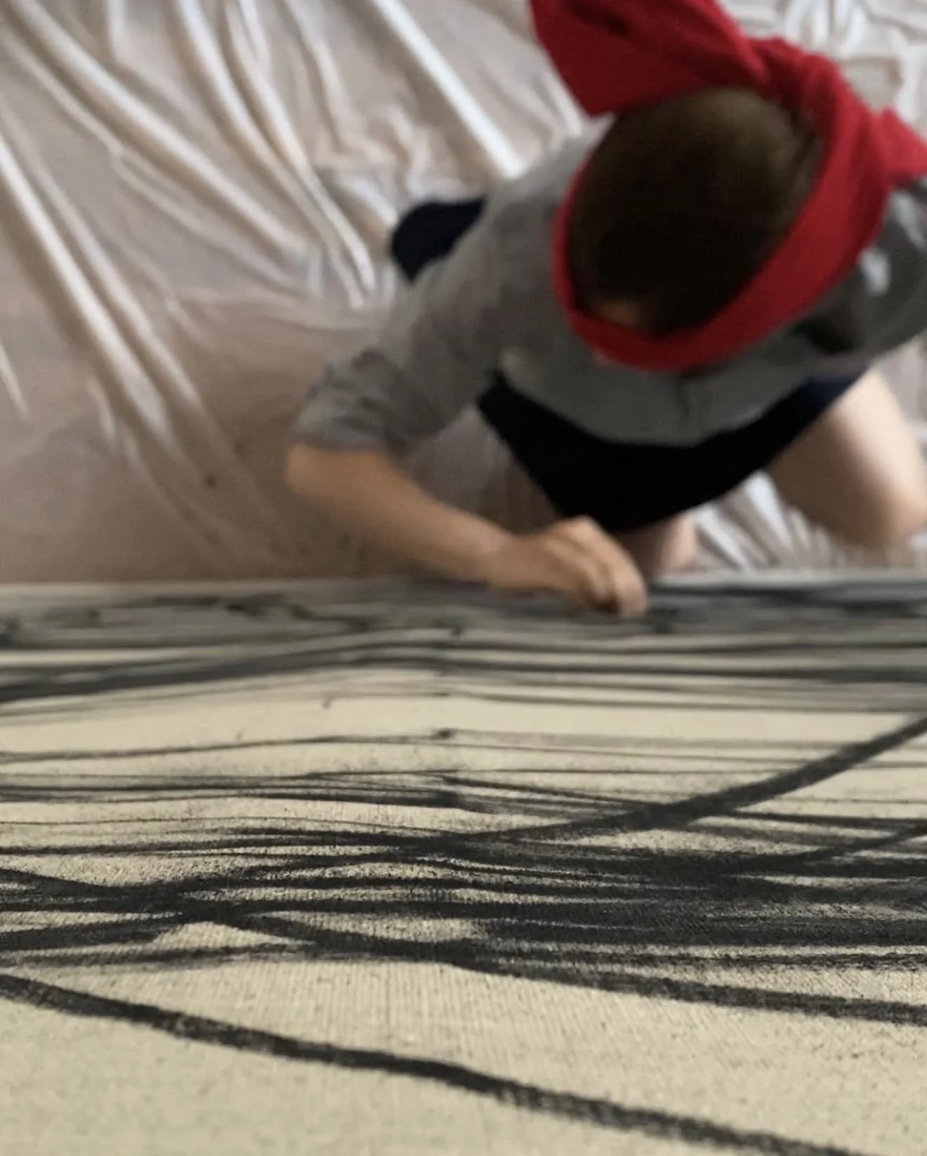 Ekaterina Aristova au sein de son atelier dans son processus créatif.